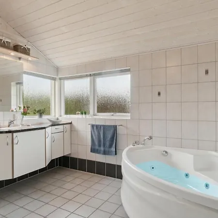 בית נופש Stunning In With 4 Bedrooms, Sauna And Wifi Glesborg
