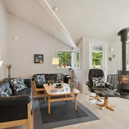 Stunning In With 4 Bedrooms, Sauna And Wifi בית נופש Glesborg